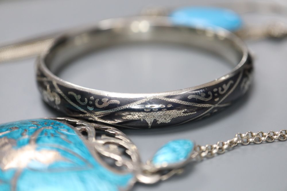 Assorted jewellery including Thai sterling and enamel pendant necklace, sterling and niello bangle etc.